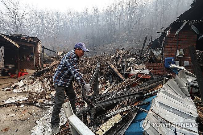 '의성 산불' 나흘째, 산불에 무너진 주택 (의성=연합뉴스) 윤관식 기자 = 경북 의성군 산불 발생 나흘째인 25일 의성군 옥산면 감계리에서 한 주민이 산불로 무너진 주택을 살펴보고 있다. 2025.3.25 psik@yna.co.kr