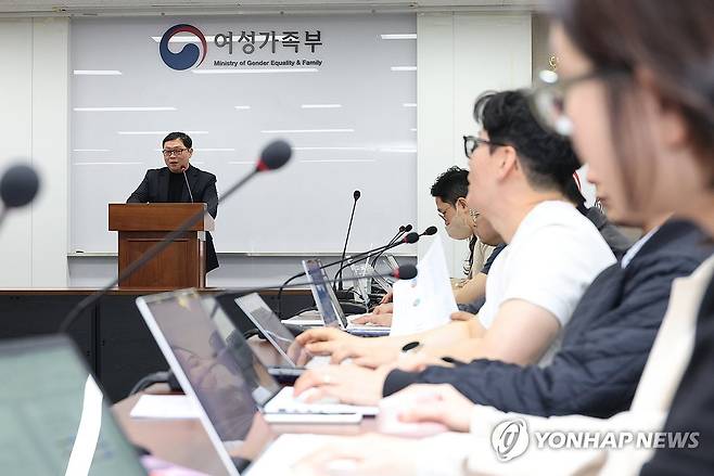 고립ㆍ은둔 청소년 지원방안 토론회 브리핑 (서울=연합뉴스) 최재구 기자 = 한국청소년정책연구원 최홍일 연구원이 25일 서울 종로구 정부서울청사에서 열린 '고립ㆍ은둔 청소년 지원방안 토론회'브리핑에서 발언하고 있다. 2025.3.25 jjaeck9@yna.co.kr