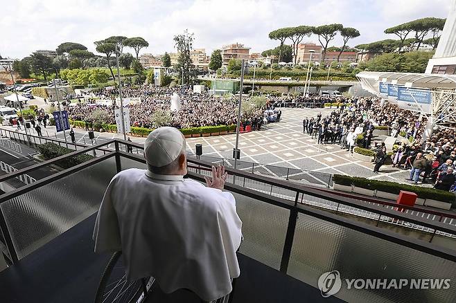 인사하는 프란치스코 교황 (로마 EPA=연합뉴스) 프란치스코 교황이 23일(현지시간) 로마 제멜리 병원에서 퇴원하기 직전 10층 발코니에서 쾌유를 바라며 모인 신자들에게 감사 인사를 하고 있다. 2025.03.23 photo@yna.co.kr