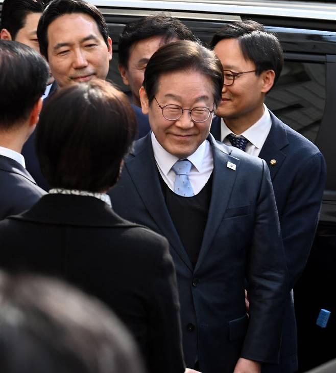 더불어민주당 이재명 대표가 26일 서울 서초구 서울고등법원에서 열린 공직선거법 위반 항소심에서 무죄를 선고받은 뒤 법정을 나서고 있다. (사진 = 연합뉴스)
