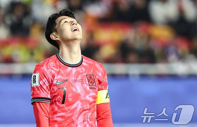 25일 오후 경기 수원월드컵경기장에서 열린 2026 국제축구연맹(FIFA) 북중미 월드컵 아시아 3차 예선 B조 8차전 대한민국과 요르단의 경기, 대한민국 손흥민이 공격에 실패하자 아쉬워하고 있다. 2025.3.25/뉴스1 ⓒ News1 김도우 기자