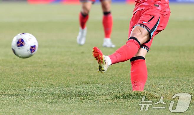 20일 오후 경기 고양시 고양종합운동장에서 열린 2026 국제축구연맹(FIFA) 북중미 월드컵 아시아 3차 예선 B조 7차전 대한민국과 오만의 경기에서 대한민국 손흥민이 센터링하고 있다. 2025.3.20/뉴스1 ⓒ News1 이승배 기자