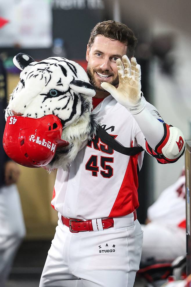 KIA 위즈덤이 25일 광주-기아 챔피언스 필드에서 열린 2025 KBO리그 정규시즌 키움전에서 4회말 좌월 투런포를 때린 후 더그아웃으로 돌아와 세리머니를 하고 있다. 사진 | KIA 타이거즈