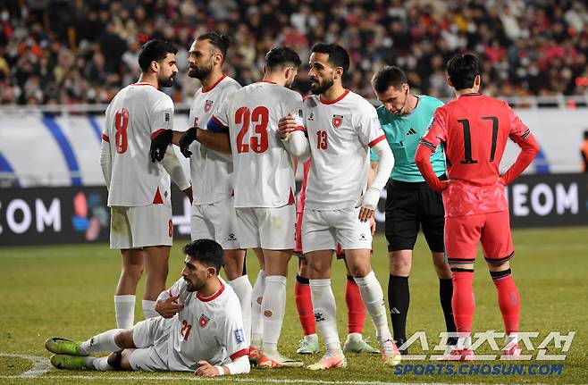 25일 수원월드컵경기장 열린 2026 FIFA 북중미 월드컵 아시아지역 3차 예선 대한민국과 요르단의 경기. 손흥민이 프리킥을 준비하는 사이 요르단 수비수들이 벽을 쌓고 있다. 수원=박재만 기자 pjm@sportschosun.com/2025.03.25/