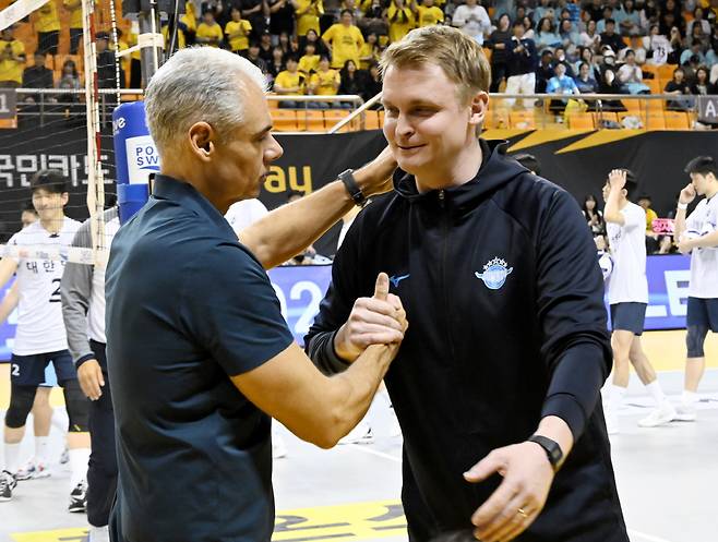 아폰소 KB손해보험 감독과 틸리카이넨 대한항공 감독. 사진제공=KOVO