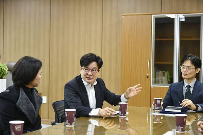 김병수 시장이 모담초중학교를 찾아 통학로 문제를 논의하고 있다. 김포시 제공