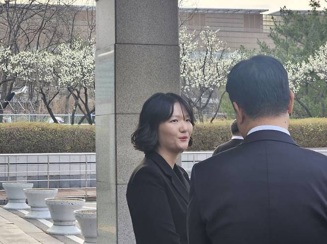 최수연 네이버 대표가 26일 고(故) 한종희 삼성전자 대표이사 부회장 빈소가 마련된 서울 강남구 삼성서울병원에서 조문을 마친 후 이동하고 있다.