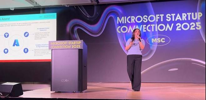 이달 25일 서울 코엑스에서 열린 'MS 스타트업 커넥션 2025' 행사에서 만시 딩그라(Mansi Dhingra) 슈퍼코더 제품 총괄이 자사 'AI 면접관'을 소개하고 있다. /슈퍼코더