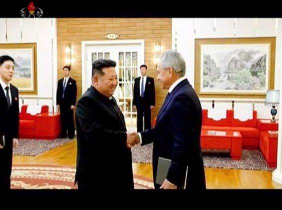 김정은(왼쪽) 북한 국무위원장이 지난해 9월13일 러시아 세르게이 쇼이구 국가안보회의 서기를 만나 악수하고 있다. ⓒ 뉴시스