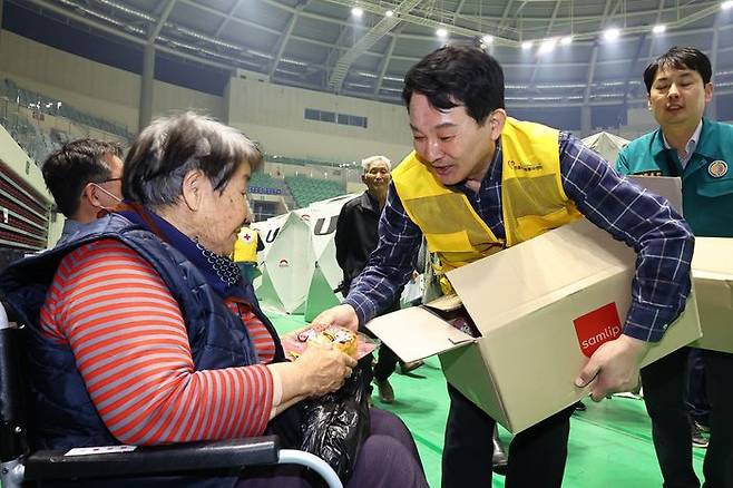 원희룡 전 국토교통부 장관이 26일 경북 안동시 안동체육관에 마련된 산불 피해 이재민 대피소에서 자원봉사를 하고 있다. ⓒ뉴시스