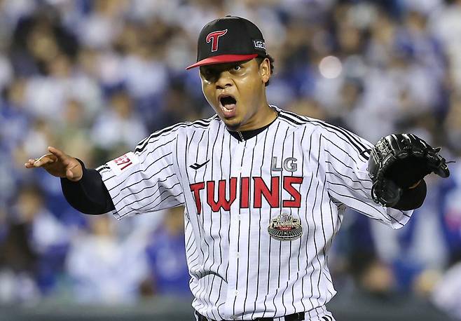 LG 외국인 투수 에르난데스가 25일 한화와의 안방경기에서 7이닝 1피안타 1볼넷 8탈삼진 무실점으로 승리 투수가 됐다. LG는 개막 3경기에서 모두 선발승을 따냈다. 뉴스1