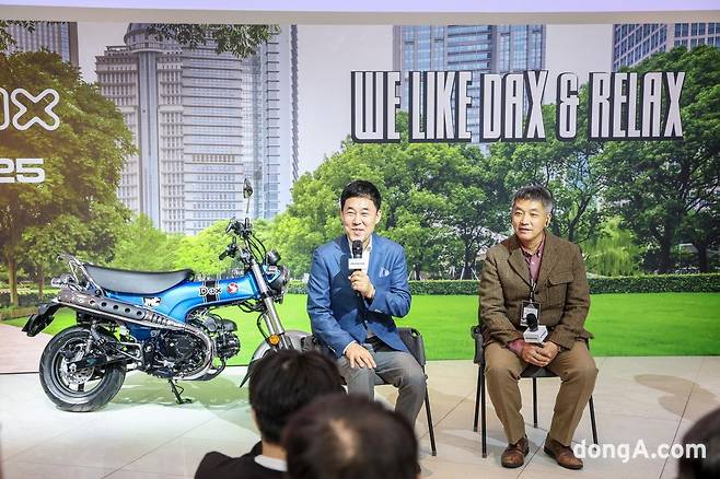 이지홍 혼다코리아 대표이사와 미즈노 코이치 전무가 26일 경기 성남시 분당구 더 고 카페에서 혼다 ST125 관련 질의응답 시간을 갖고 있다.