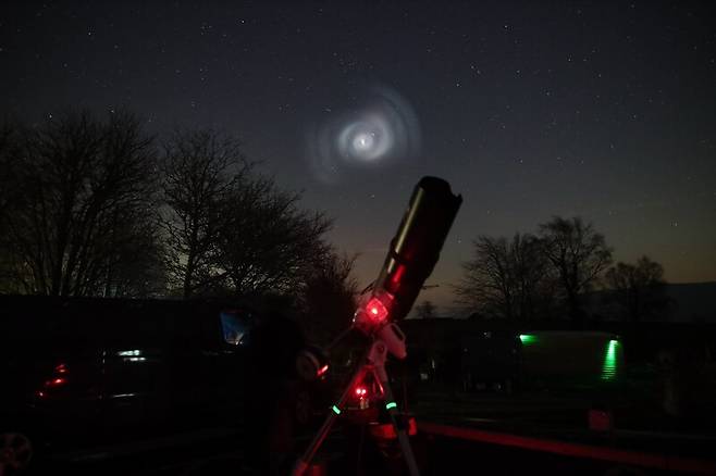 영국 천문학자 앨런 트로가 웨일즈의 바나이 브러헤이니오그 국립공원에서 촬영한 흰색 소용돌이. Allan Trow