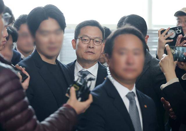 손재일(가운데) 한화에어로스페이스 사업부문 대표이사가 25일 경기 성남시 성남상공회의소에서 열린 제48기 정기 주주총회에 참석하고 있다. 뉴스1