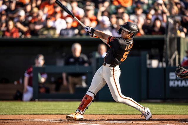 미국 메이저리그 샌프란시스코의 이정후가 23일(한국시간) 미국 캘리포니아주 새크라멘토의 서터 헬스 파크에서 열린 트리플A팀 새크라멘토와 연습 경기에서 1회 초 1타점 2루타를 치고 있다. 새크라멘토=AP 뉴시스