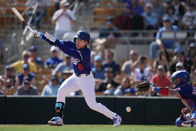 LA 다저스의 김혜성이 7일(한국시간) 미국 애리조나주 피닉스의 글렌데일 캐멀백랜치에서 열린 텍사스전에서 6회 말 파울을 치고 있다. 피닉스=AP 뉴시스