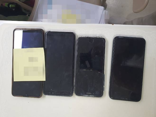 휴대전화 유심칩을 불법 유통한 20대가 제주경찰에 붙잡혔습니다. 사진은 피의자 자택에서 나온 압수물품(제주경찰 제공)