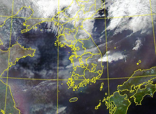 경북 지역에 발생한 초대형 산불이 25일 기상청 천리안 2A호 위성에 포착됐다. 검붉은 화염과 연기구름이 뚜렷하게 보인다. 기상청 제공