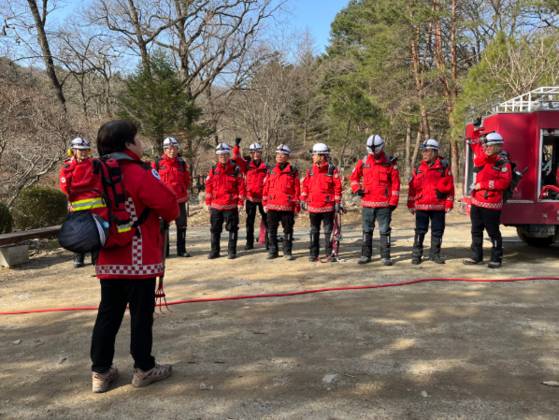 산림청 국립수목원은 지난 14일 산불전문예방진화대원들을 대상으로 산불진화기계화시스템 등 장비를 활용한 산불진화 훈련을 실시했다. 사진 산림청
