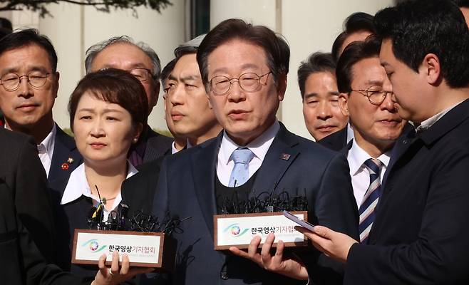 공직선거법 위반 항소심에서 무죄를 선고받은 이재명 더불어민주당 대표가 26일 오후 서울 서초구 서울고등법원에서 열린 공직선거법 위반 혐의 2심 선고 공판을 마친 뒤 입장을 밝히고 있다. / 사진=뉴스1