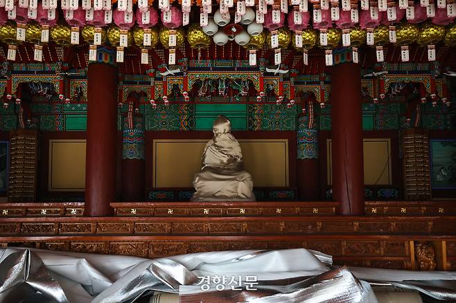26일 대형산불로 주요 건물이 소실된 경북 의성군 단촌면 고운사 대웅전 안에 방염포로 싸맨 불상이 남아 있다. 전날 오후 4시 50분께 시작된 화재로 보물인 연수전과 가운루, 연지암, 극락전, 등이 불탔다. 2025.3.36 의성 | 성동훈 기자