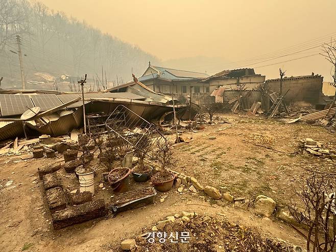 26일 경북 청송군 파천면 송강2리의 한 주택이 불에 탄 채 방치돼 있다. 백경열 기자