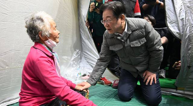 이재명 더불어민주당 대표가 26일 경북 안동체육관에 마련된 이재민 대피소를 찾아 한 이재민을 위로하고 있다. 이 대표는 이날 공직선거법 위반 사건 항소심에서 무죄가 선고되자 곧바로 고향인 안동으로 향했다. 안동=권현구 기자