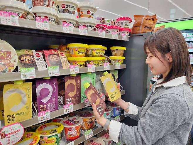 편의점 CU에서 물건을 고르는 손님 모습./사진 제공= BGF리테일
