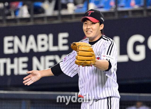 2025년 3월 26일 오후 서울잠실구장에서 진행된 '2025 신한 SOL뱅크 KBO 리그' 한화 이글스와 LG 트윈스의 경기. LG 선발투수 임찬규가 5회까지 무실점 투구를 한 뒤 야수들을 반기고 있다./잠실 = 유진형 기자