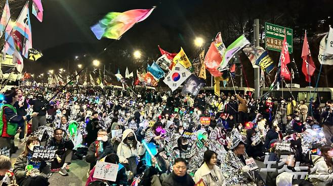 25일 서울 서초구 남태령일대에서 열린 전국농민총연맹(전농) 집회에 참석한 시민들의 모습. 박인 기자