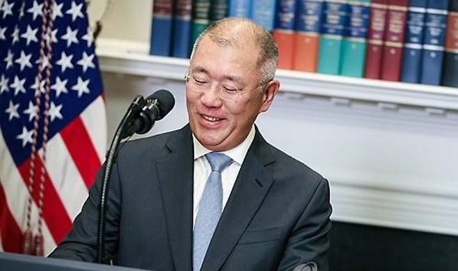 24일(현지시간) 정의선 현대자동차그룹 회장이 백악관에서 미국 직접 투자 계획을 발표하고 있다. 연합뉴스