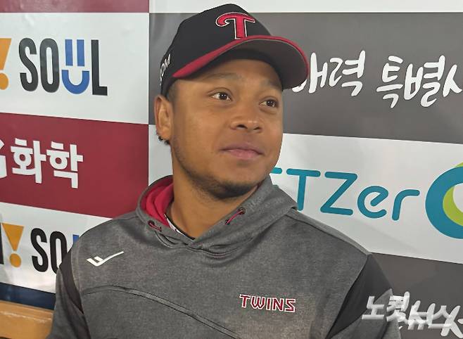 인터뷰하는 LG 에르난데스. 이우섭 기자