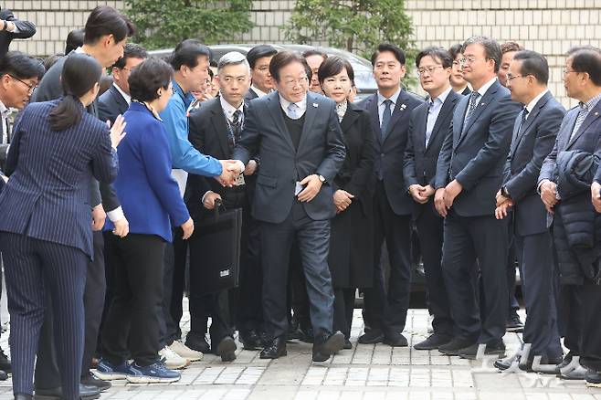 이재명 더불어민주당 대표가 26일 오전 서울 서초구 서울고등법원에서 열린 공직선거법 위반 혐의 2심 선고 공판에 출석하고 있다. 사진공동취재단