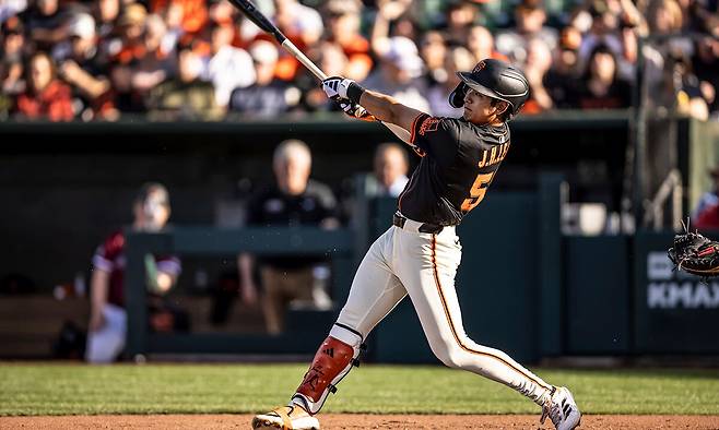 샌프란시스코 자이언츠 이정후가 지난 24일 열린 샌프란시스코 산하 마이너리그 트리플A 팀인 새크라멘토 리버캐츠와 연습경기에 허리 통증을 털고 복귀해 2루타를 날리고 있다. 새크라멘토=AP연합뉴스