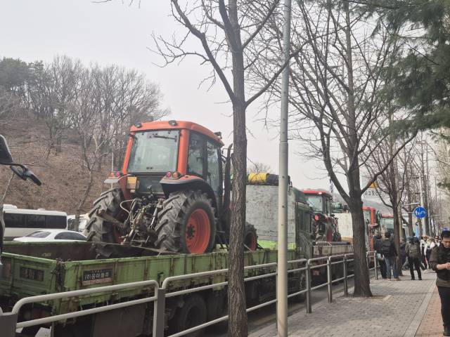 25일 서울 서초구 남태령 고개 일대에 전국농민회총연맹(전농) 소속 농민들이 윤석열 대통령의 탄핵을 촉구하며 트럭에 싣고 온 트랙터들이 줄줄이 세워져있다. 정유나 견습기자