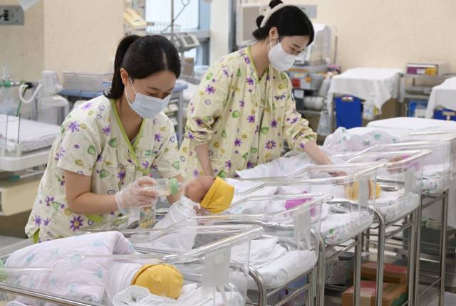 서울 서초구 가톨릭대 서울성모병원 내 신생아실 간호사들이 아기를 돌보고 있다. 성형주 기자.