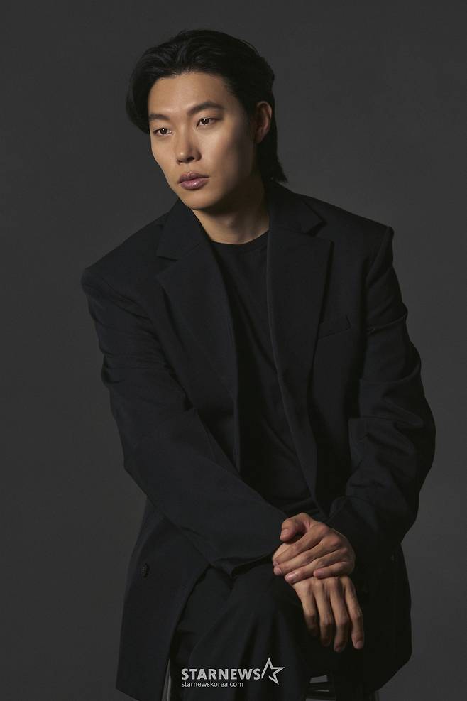 연상호 감독의 신작 영화 넷플릭스 '계시록'의 배우 류준열이 26일 진행된 인터뷰를 위해 포즈를 취하고 있다. /사진제공=넷플릭스 2025.03.26 /사진=김휘선 hwijpg@