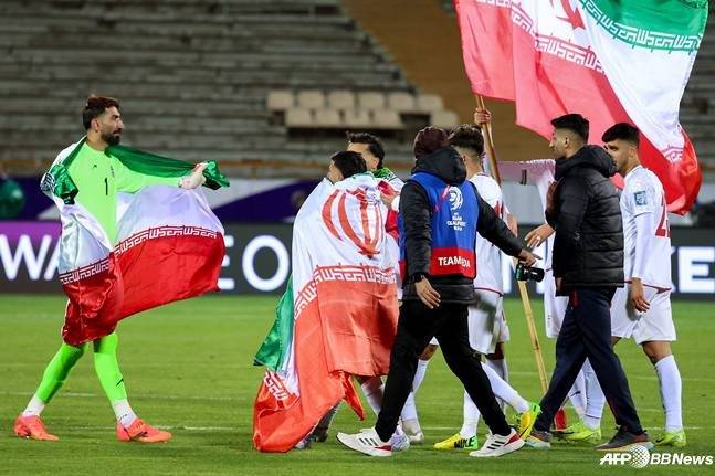 월드컵 진출이 확정된 이란 선수들이 국기를 몸에 두르고 기뻐하고 있다. /AFPBBNews=뉴스1