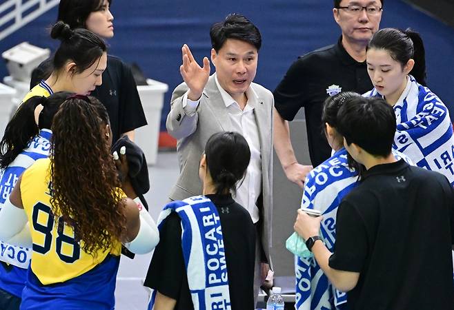 여자프로배구 현대건설 강성형 감독과 선수들이 25일 수원체육관에서 열린 V리그 여자부 플레이오프 1차전 정관장전에서 작전 타임을 갖고 있다. KOVO