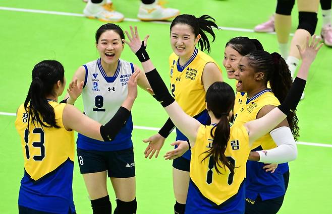 여자프로배구 현대건설 선수들이 25일 수원체육관에서 열린 V리그 여자부 플레이오프 1차전 정관장전에서 세리머니하고 있다. KOVO