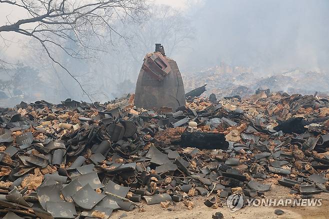 화마가 휩쓸고 간 천년고찰 고운사 (의성=연합뉴스) 이주형 기자 = 26일 경북 의성군 고운사 가운루가 불에 타 형태조차 알아볼 수 없게 무너져 있다. 국가 지정 문화유산 보물로 지정된 가운루는 전날 고운사를 덮친 산불에 타 전소됐다. 2025.3.26 coolee@yna.co.kr
