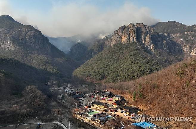 대전사 코 앞까지 다가온 산불 (청송=연합뉴스) 김도훈 기자 = 26일 경북 청송 주왕산면 대전사 뒤 주왕산에서 연기가 피어오르고 있다. 2025.3.26 superdoo82@yna.co.kr