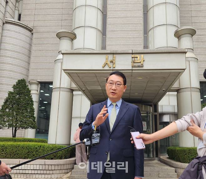 27일 서울중앙지법 서관 앞에서 김우석 법무법인 명진 대표변호사가 기자회견을 하고 있다. (사진=백주아 기자)
