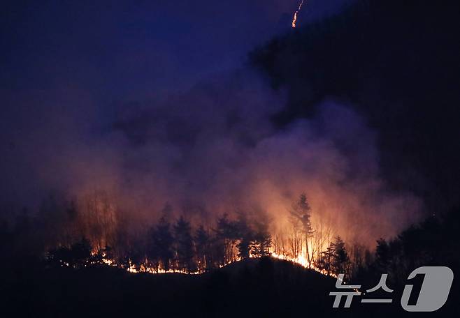경남 산청·하동 산불 일주일째인 27일 오후 지리산과 인접한 산청군 시천면 동당마을 일대에 산불이 확산하고 있다. 2025.3.27/뉴스1 ⓒ News1 윤일지 기자