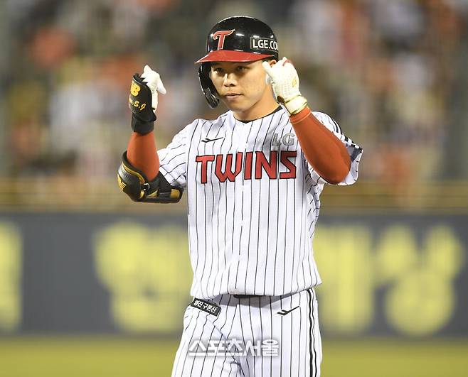 LG 문성주가 26일 잠실구장에서 열린 2025 KBO 리그 한화와 경기 6회말 2사1,2루 2타점 중전안타를 친 후 세리머니를 하고 있다. 잠실 | 최승섭기자 thunder@sportsseoul.com