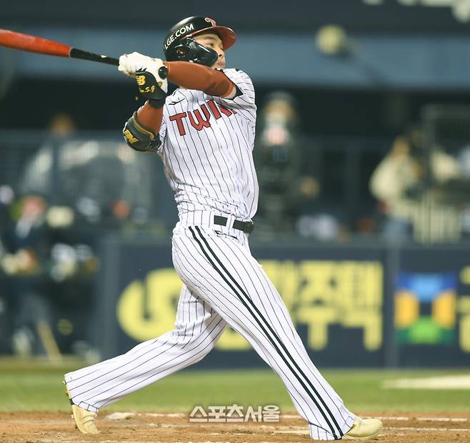 LG 문성주가 26일 잠실야구장에서 열린 2025 KBO 리그 한화와 경기 6회말 2사1,2루 헛스윙을 하고 있다. 잠실 | 최승섭기자 thunder@sportsseoul.com