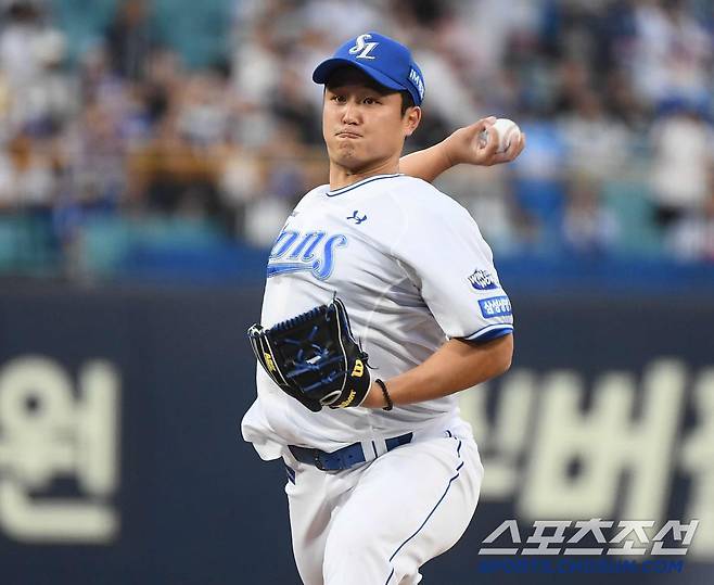 유니폼 상의 오른쪽이 빠져 나왔다.