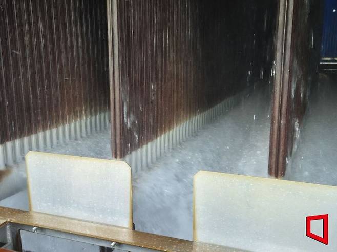 지난 25일 울산 남구 코리아에너지터미널에서 LNG 기화 공정을 볼 수 있는 창문을 여니 수십m 높이에서 바닷물이 쉴 새 없이 떨어지고 있었다. 코리아에너지터미널은 약 180t의 NG를 만들기 위해 바닷물 1만t을 사용한다. 2025.03.25. 오지은 기자