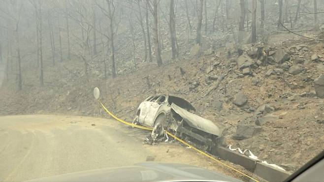 지난 25일 저녁 경북 영양군 석보면 일대에 산불이 번지면서 주민을 대피시키려던 삼의리 권모 이장 차량이 농수로에 빠져 소실돼 있다. 이 차량 주변에서 3명의 시신이 발견됐다. 김귀열 기자.
