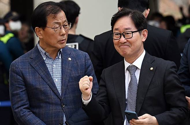 주먹 쥐며 기뻐하는 박범계 - 박범계(오른쪽) 더불어민주당 의원이 26일 이재명 대표의 공직선거법 위반 사건 항소심 재판에서 무죄가 선고되자 주먹을 쥐며 환한 표정을 짓고 있다. 왼쪽은 윤후덕 의원. /사진공동취재단